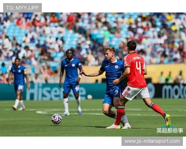 切尔西禁区内二次进攻再度奏效,普利西奇补射得手 切尔西禁区内二次进攻再度奏效,普利西奇补射得手